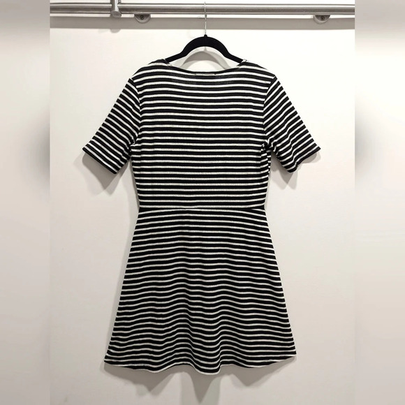Sadie & Sage Black White Striped Short Sleeve Ribbed V-Neck Mini Dress Large - Picture 4 of 9